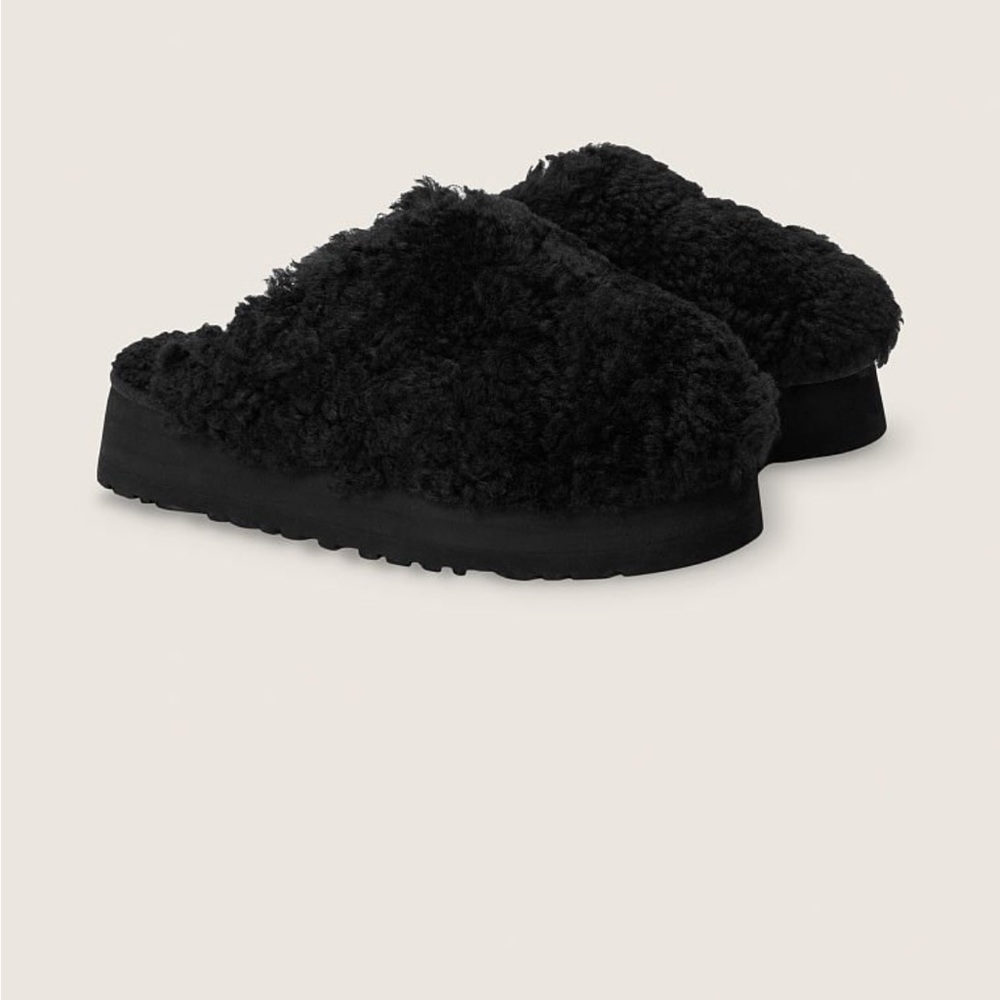 Black “curly” platform Uggs (send offer)